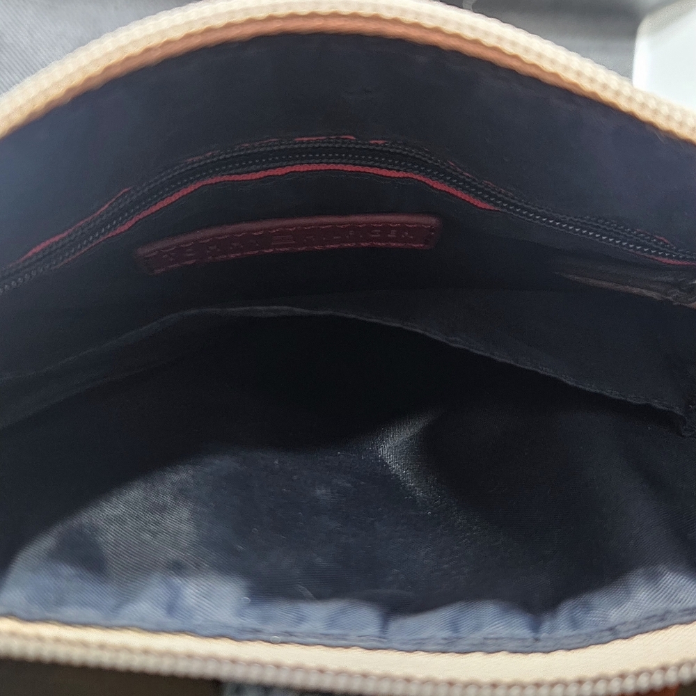 Tommy Hilfiger Classic Signature logo crossbody bag - Picture 4 of 5
